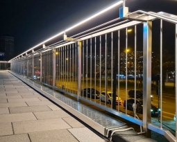 Langes Edelstahlgeländer mit integrierter Beleuchtung in Essen