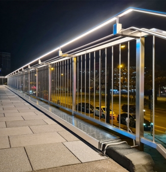 Langes Edelstahlgeländer mit integrierter Beleuchtung in Essen