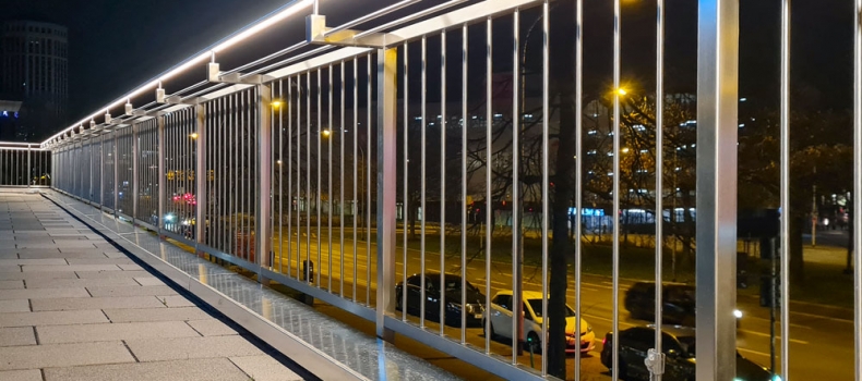 Langes Edelstahlgeländer mit integrierter Beleuchtung in Essen