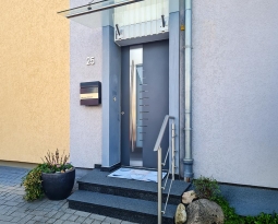 Design im Detail: Vordach und Geländer aus Edelstahl in Duisburg