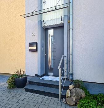 Design im Detail: Vordach und Geländer aus Edelstahl in Duisburg