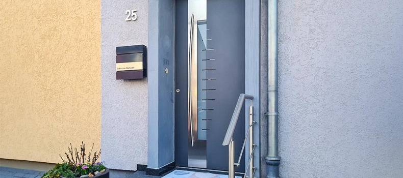Design im Detail: Vordach und Geländer aus Edelstahl in Duisburg