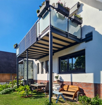 Größer und moderner: Neuer Balkon mit Glasgeländer in Duisburg