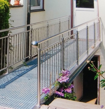 Brücke aus Edelstahl