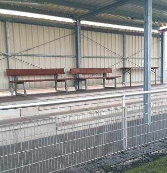 Überdachte Zuschauertribüne