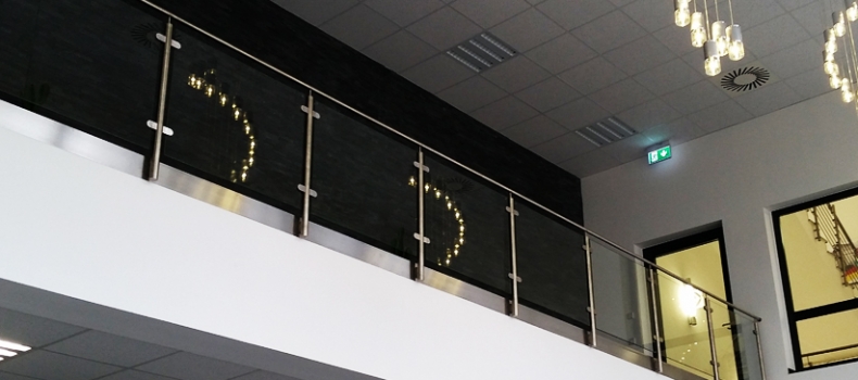 Indoor-Balkon aus Edelstahl und Glas
