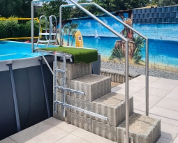 Sprungblock mit verzinkter Treppe und Edelstahlgeländer in Essen