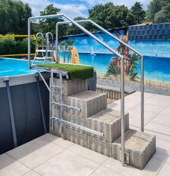 Sprungblock mit verzinkter Treppe und Edelstahlgeländer in Essen