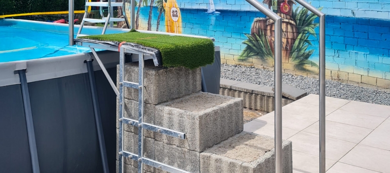 Sprungblock mit verzinkter Treppe und Edelstahlgeländer in Essen