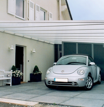 Große Carportanlage für Villa