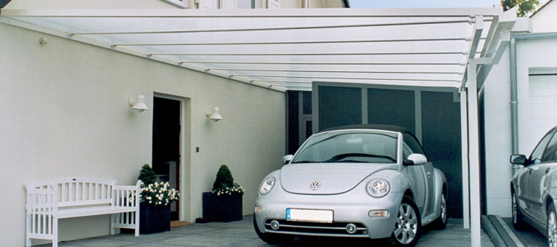 Große Carportanlage für Villa