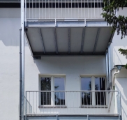 Die Edelstahlschlosserei Nappenfeldmontiert in Essen eine Balkon-Anlage.