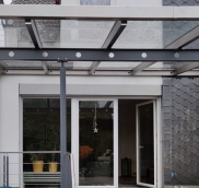 Edelstahlschlosserei Nappenfeld aus Mühlheim liefern für ein neues Vordach alles aus einer Hand, von Planung über Fertigung bis zu Lieferung und Montage.