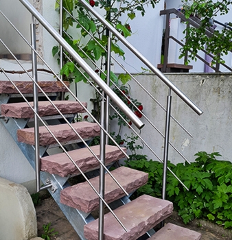 Natursteintreppe mit Edelstahlgeländer in Mülheim an der Ruhr