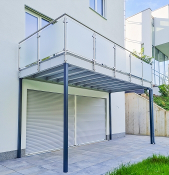 Zusammenarbeit mit Bauträger: Balkon mit Glasgeländer in Essen