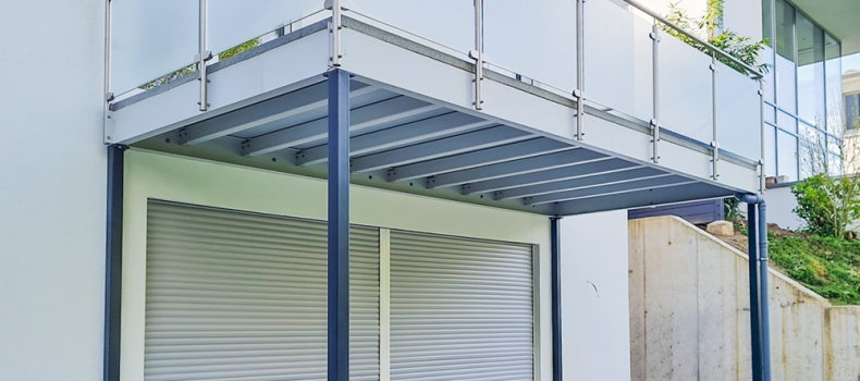 Zusammenarbeit mit Bauträger: Balkon mit Glasgeländer in Essen