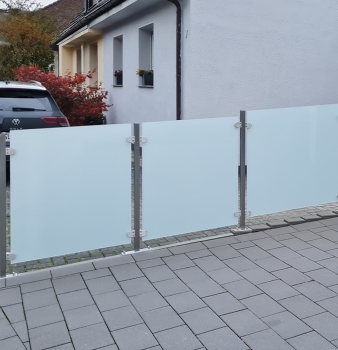 Glas-Trennwand mit Edelstahl-Pfosten