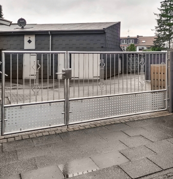 Zweiflügeliges Tor mit Zaun-Elementen
