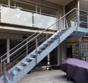 Balkon und Treppe kombiniert, geplant und realisiert von der Edelstahlschlosserei Nappenfeld aus Mühlheim
