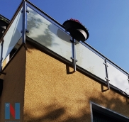 Edelstahlschlosserei Nappenfeld aus Mühlheim realisierte ein neues Geländer mit matt-weißem Sicherheitsglas auf dem Balkon eines Einfamilienhauses in Essen