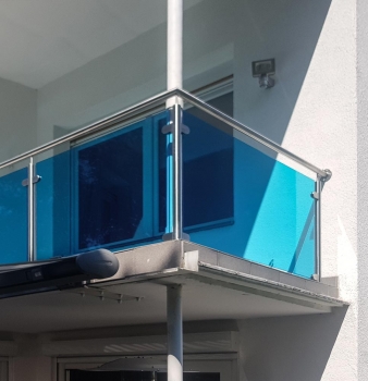 Balkon mit blauem Glas