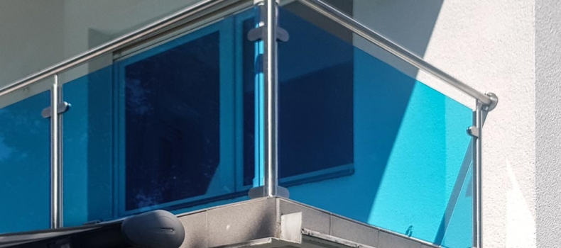 Balkon mit blauem Glas