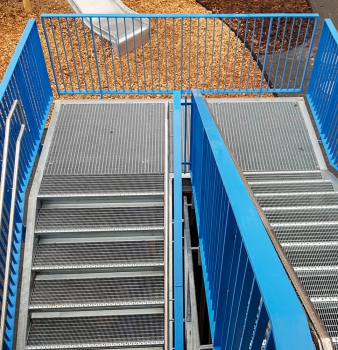 Neue Flucht-Treppe samt Einhausung