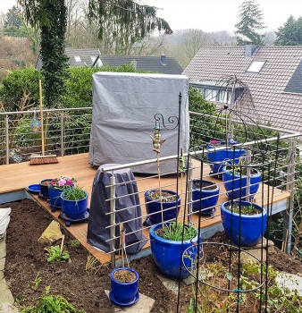 Balkon mit Edelstahlgeländer am Hang